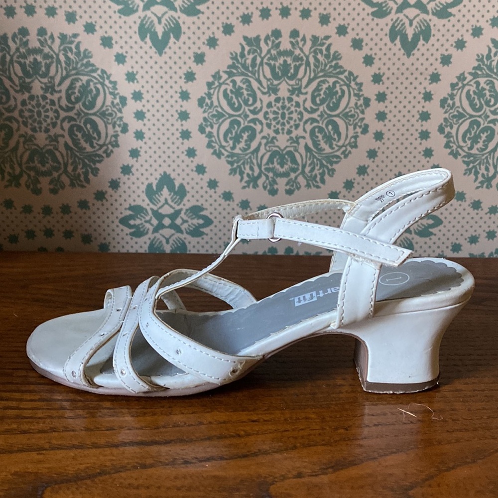White sandal dress shoes, Size 1 ๐ท - Picture 6 of 8